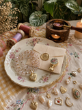 Lettres personnalisées cachetées à la cire dorée sur assiette fleurie vintage Atelier Chapelet Personnalisé & Lettre à Soi